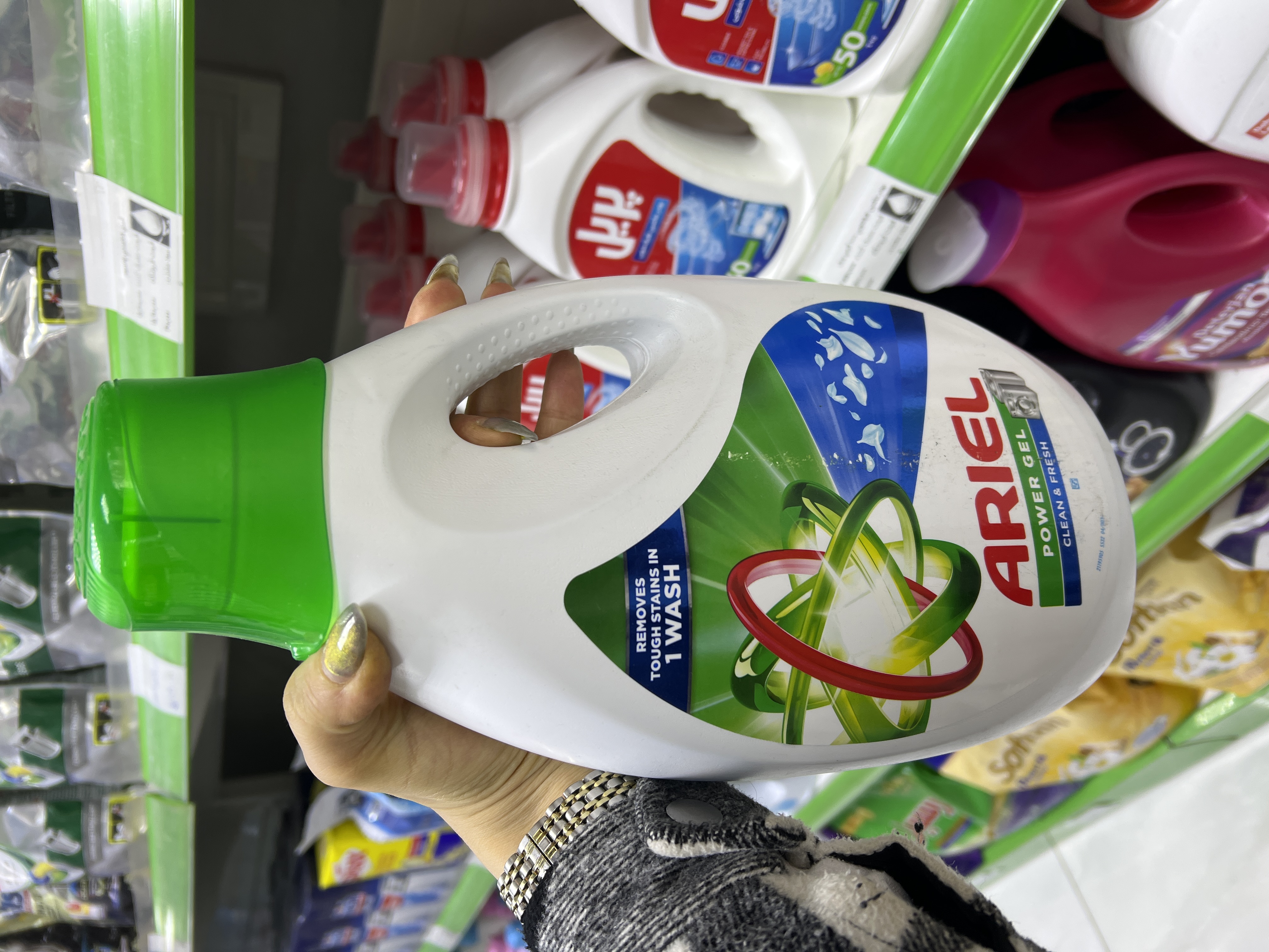 مایع لباسشویی آریل مناسب لباس های رنگی حجم دوونیم لیتر