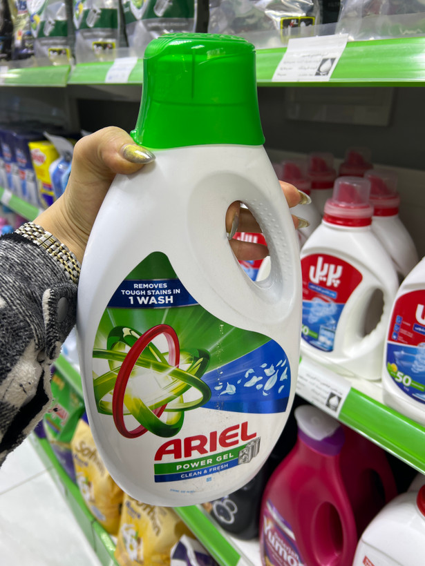 مایع لباسشویی آریل مناسب لباس های رنگی حجم دوونیم لیتر