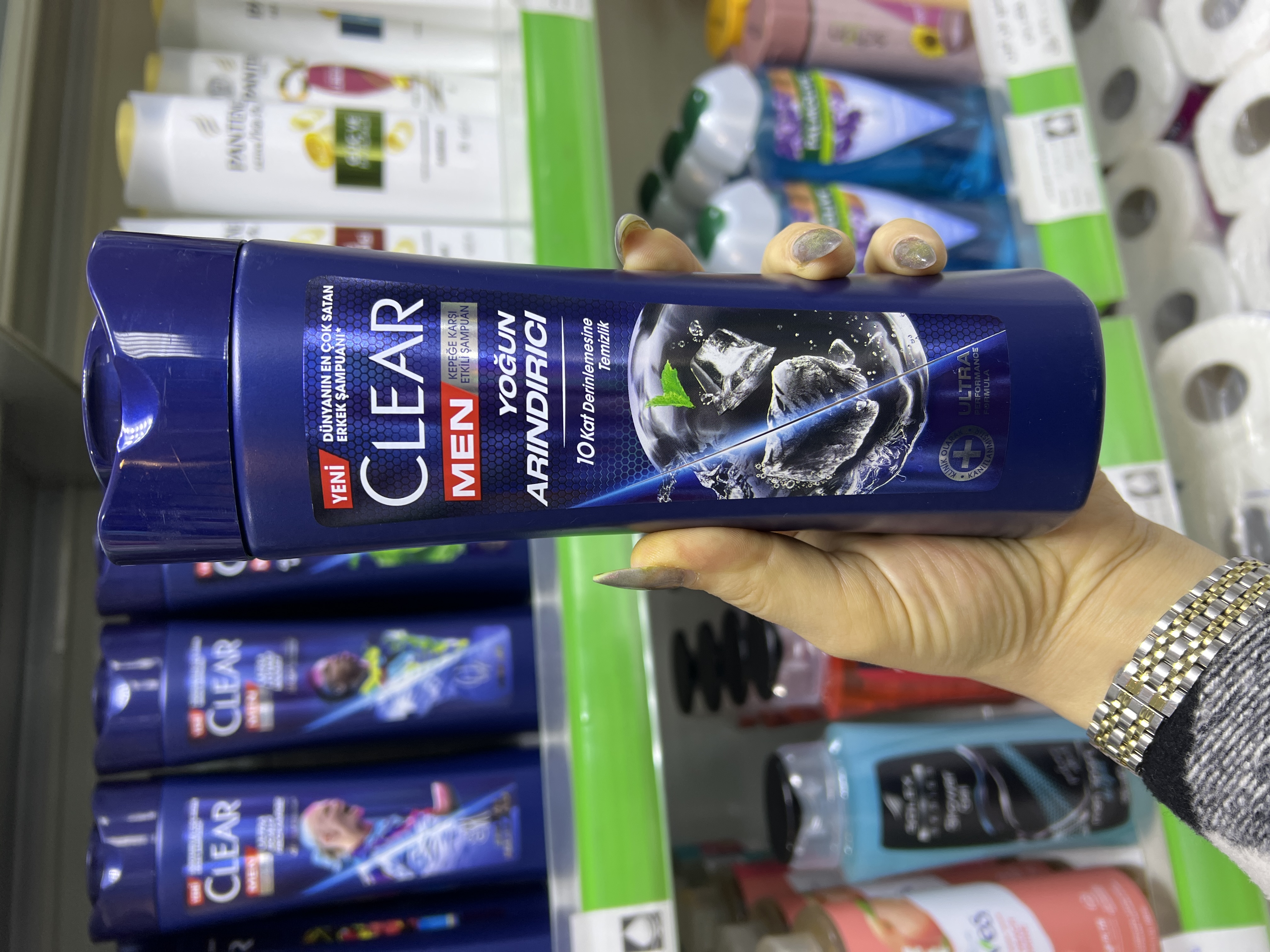 شامپو ضدشوره کلیر مناسب آقایان برای انواع مو