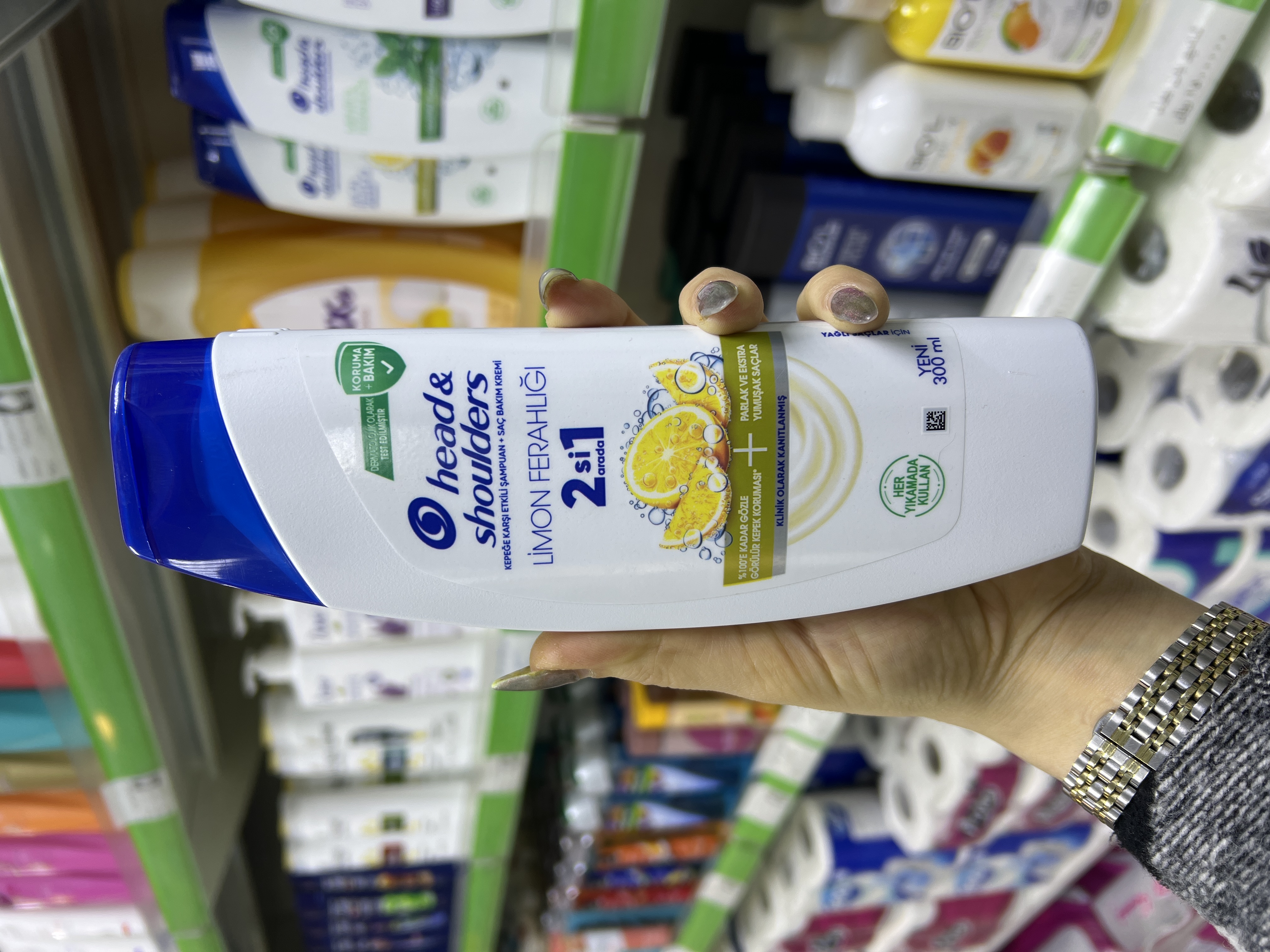 شامپو موی سرلیمویی هداندشولدرز مناسب موهای چرب